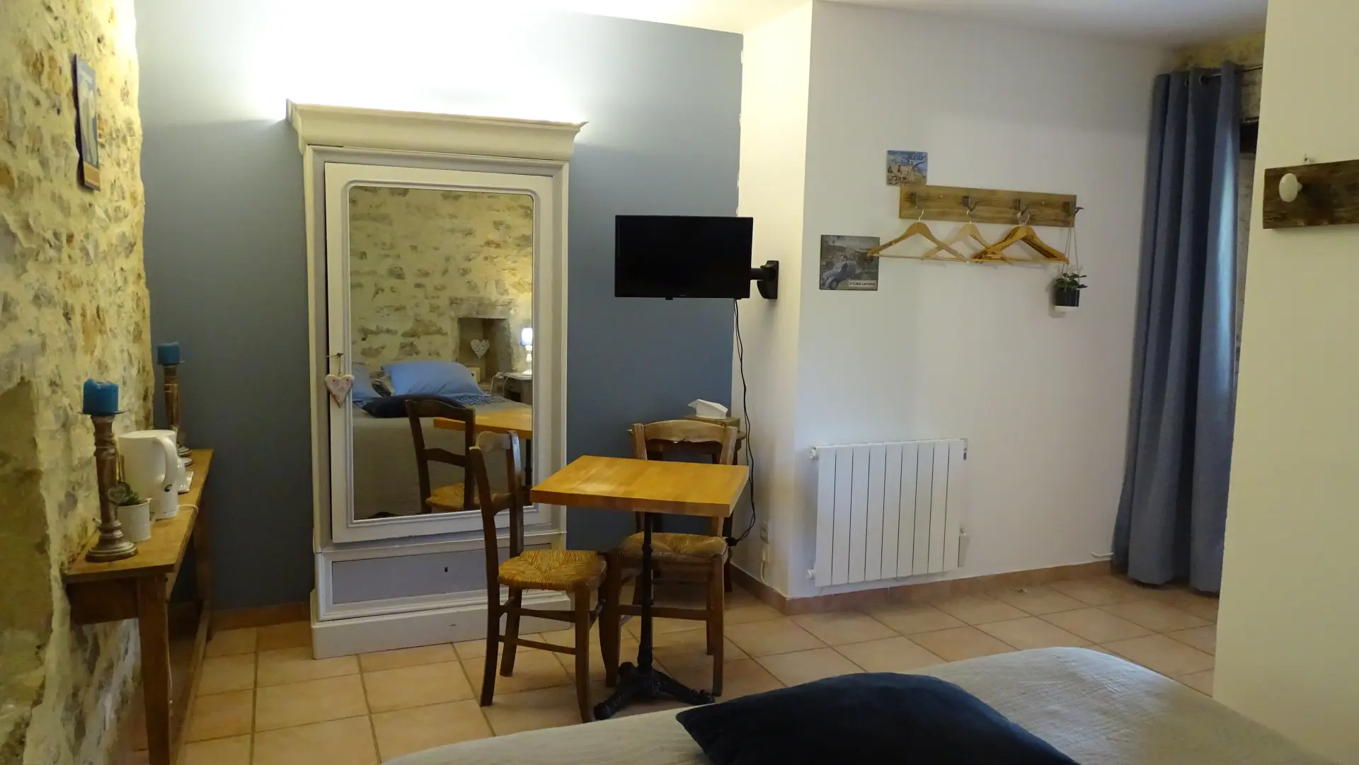Chambre Saint-Cirq pour deux personnes avec pierres apparentes - Maison d'hôtes la Combe de Redoles