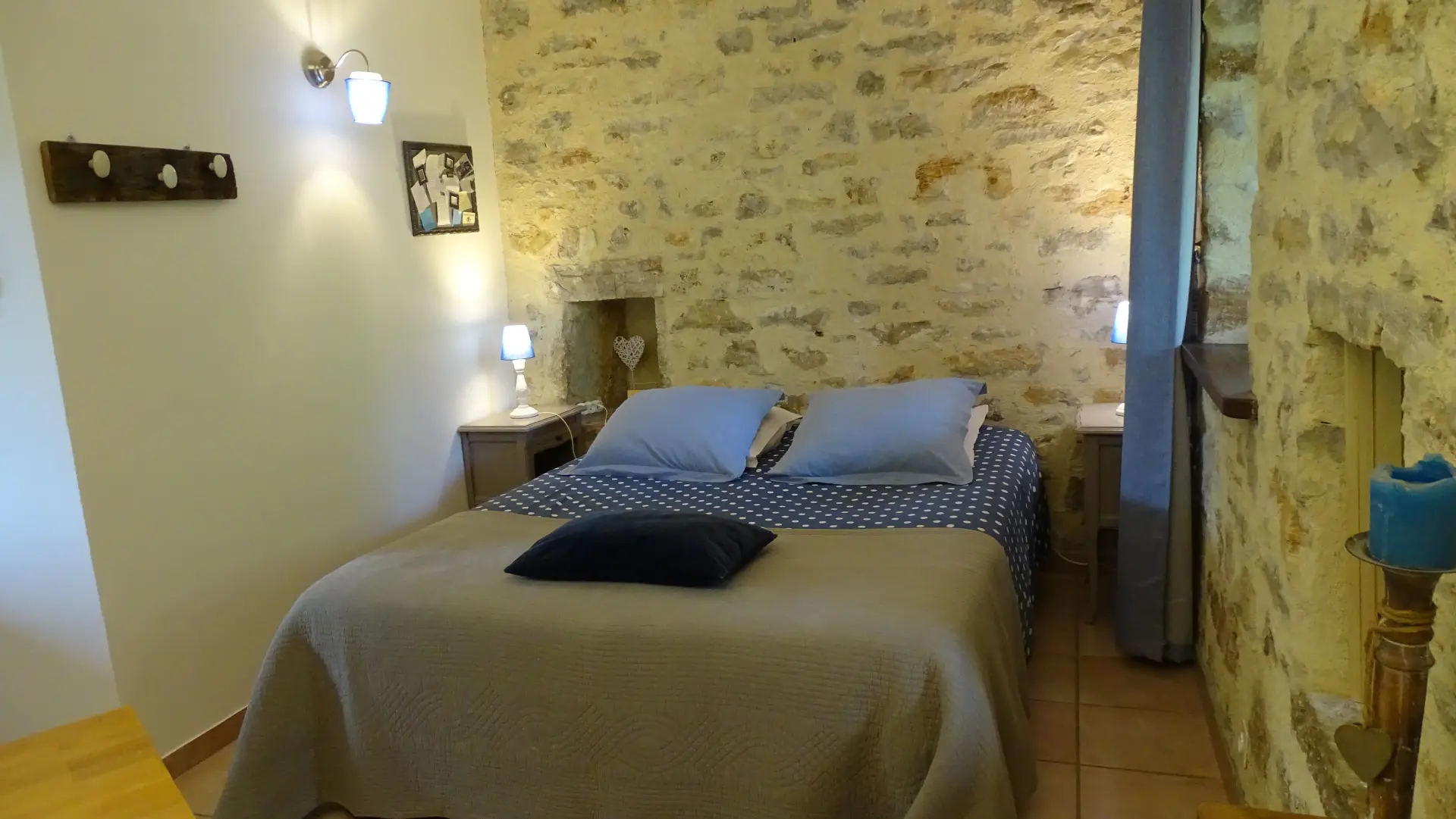 Chambre Saint-Cirq pour deux personnes avec pierres apparentes - Maison d'hôtes la Combe de Redoles