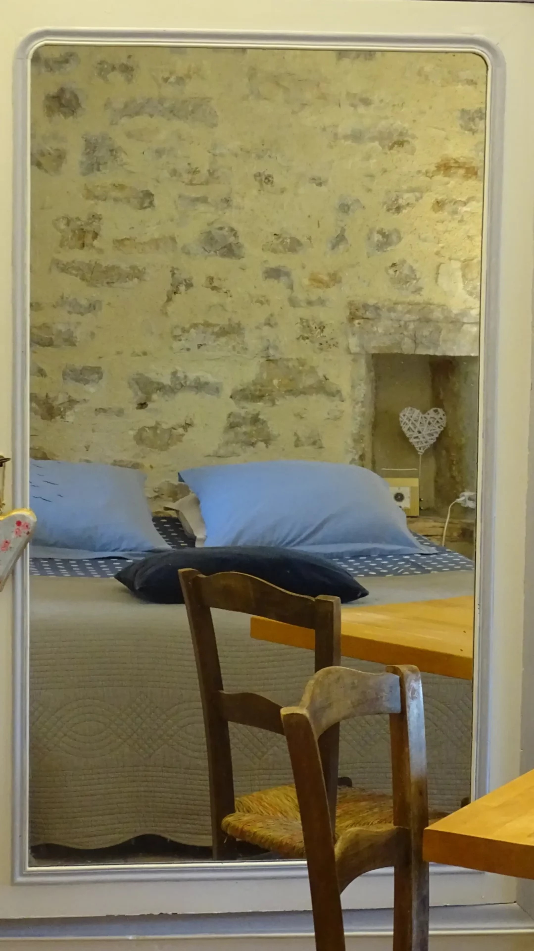 Chambre Saint-Cirq pour deux personnes avec pierres apparentes - Maison d'hôtes la Combe de Redoles