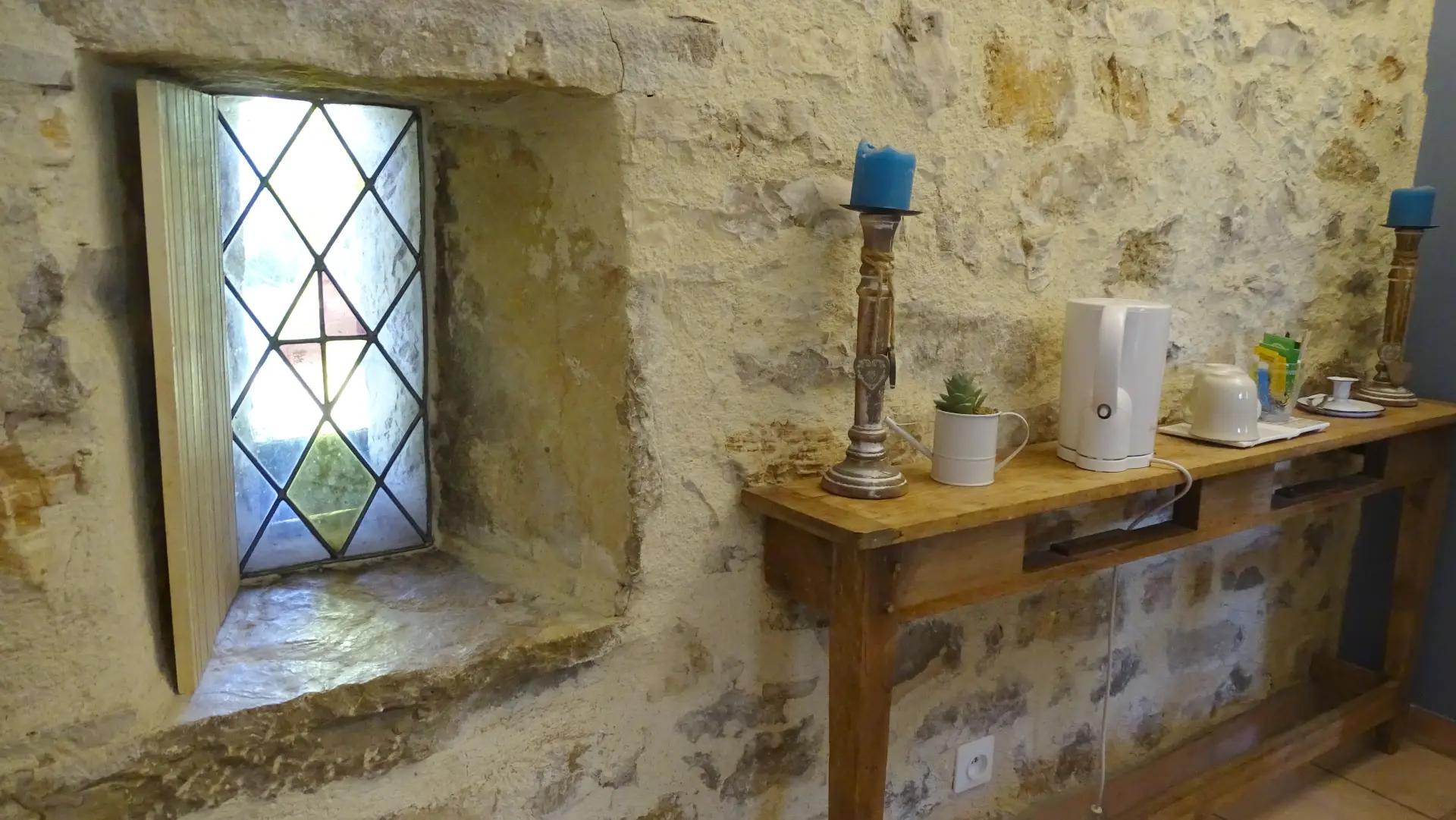 Chambre Saint-Cirq pour deux personnes avec pierres apparentes - Maison d'hôtes la Combe de Redoles