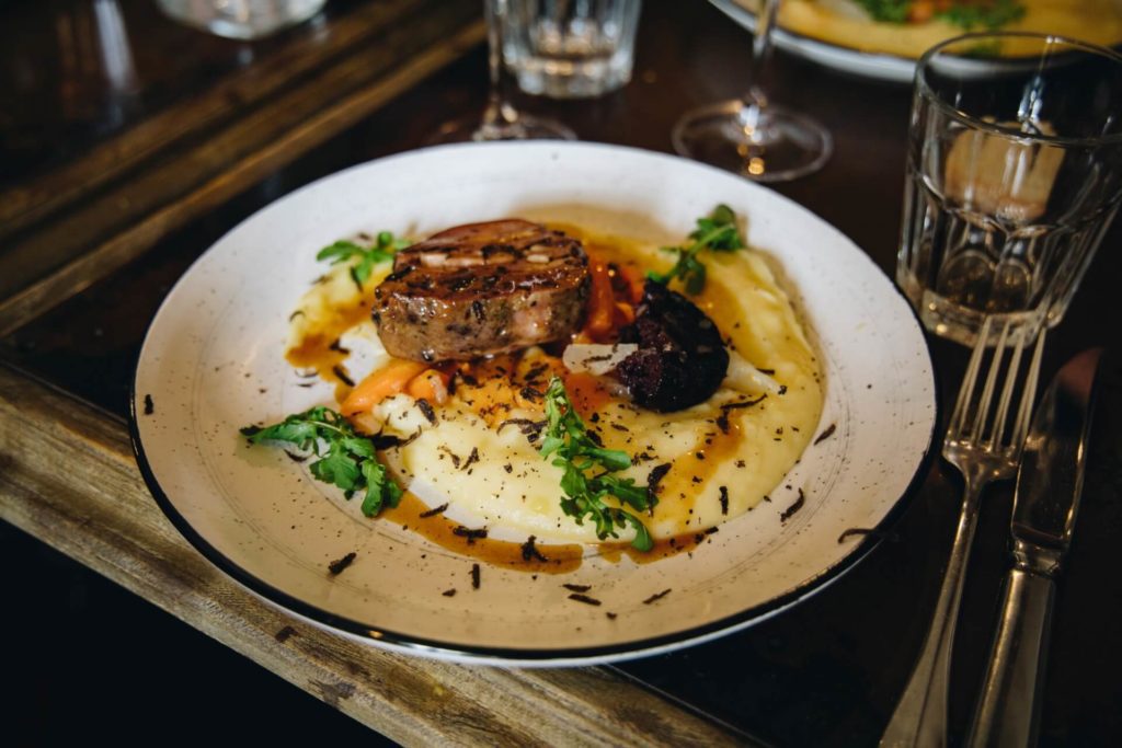 Assiète de porc confit et sa purée de truffes