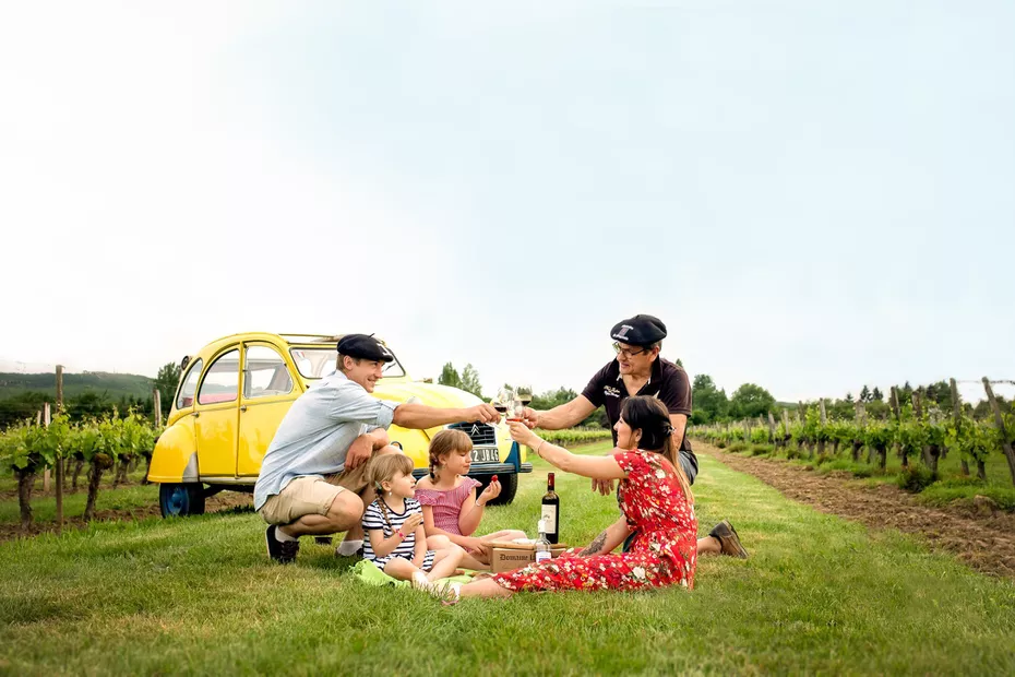 Famille en piquenique dans le vignoble et deudeuche