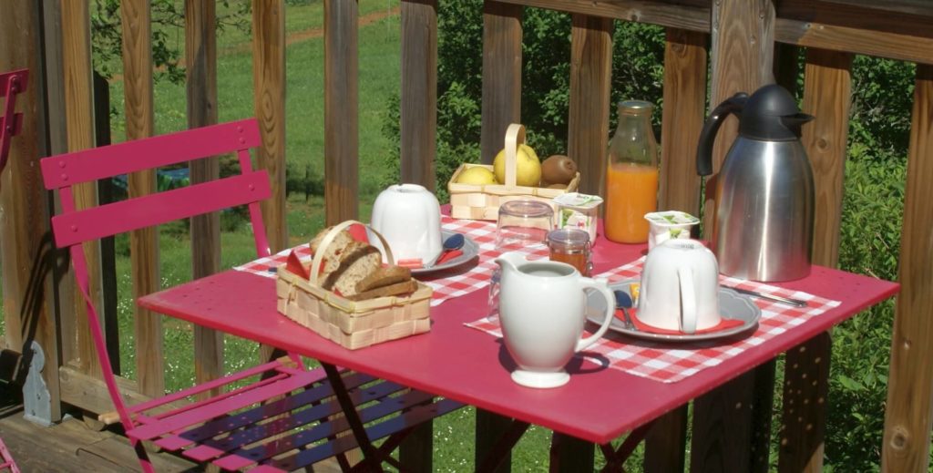 Petit-déjeuner plein air terrasse (c) La Combe de Redoles