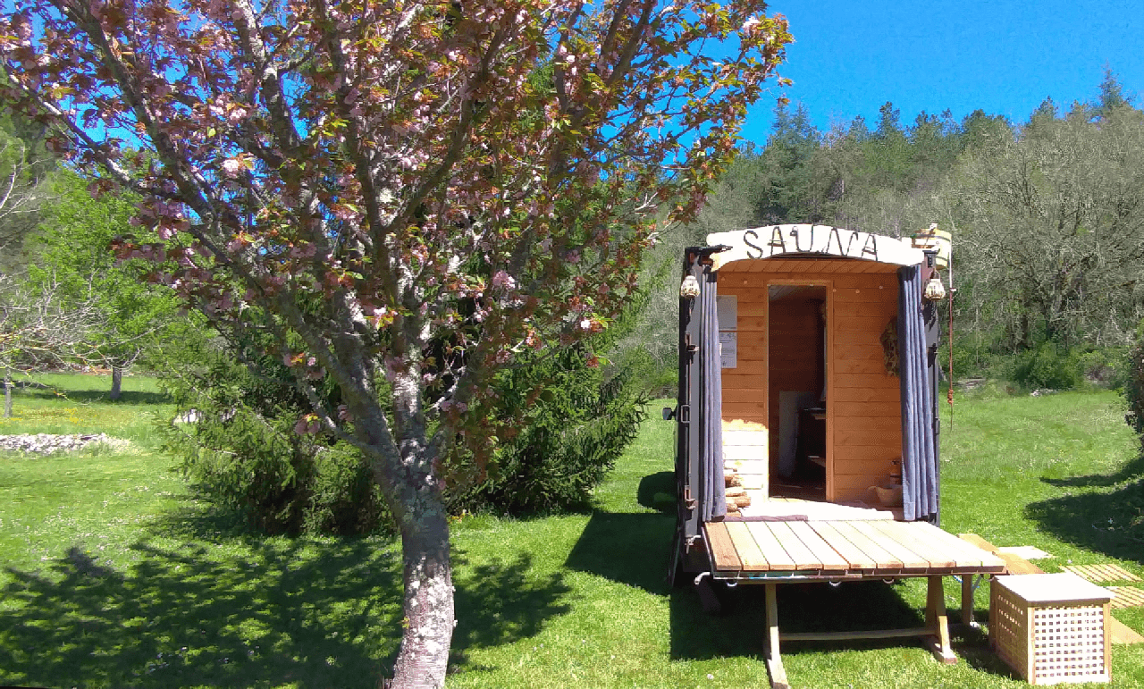 La RoulotVapeur sauna mobile à la maison d'hôtes la Combe de Redoles