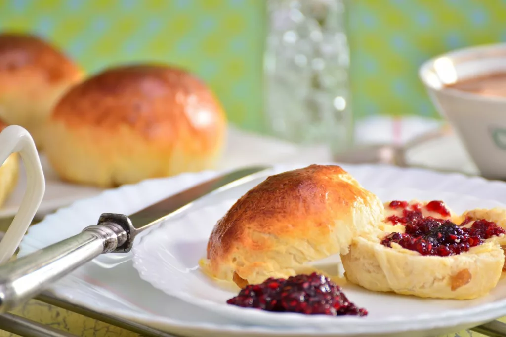 Confiture de groseille sur brioche au petit-déjeuner
