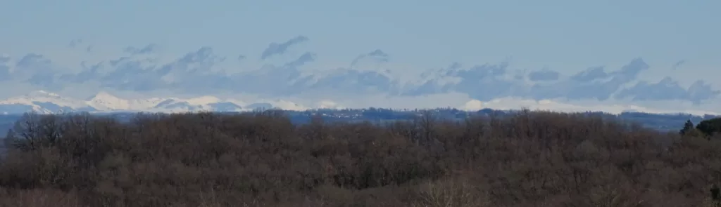 Chaîne des puys vue depuis Causseviel (82) à gauche le Puy Marie, puis le plomb du Cantal