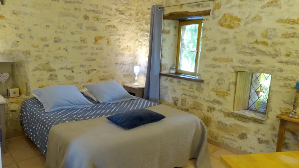Chambre Saint-Cirq pour deux personnes avec pierres apparentes - Maison d'hôtes la Combe de Redoles