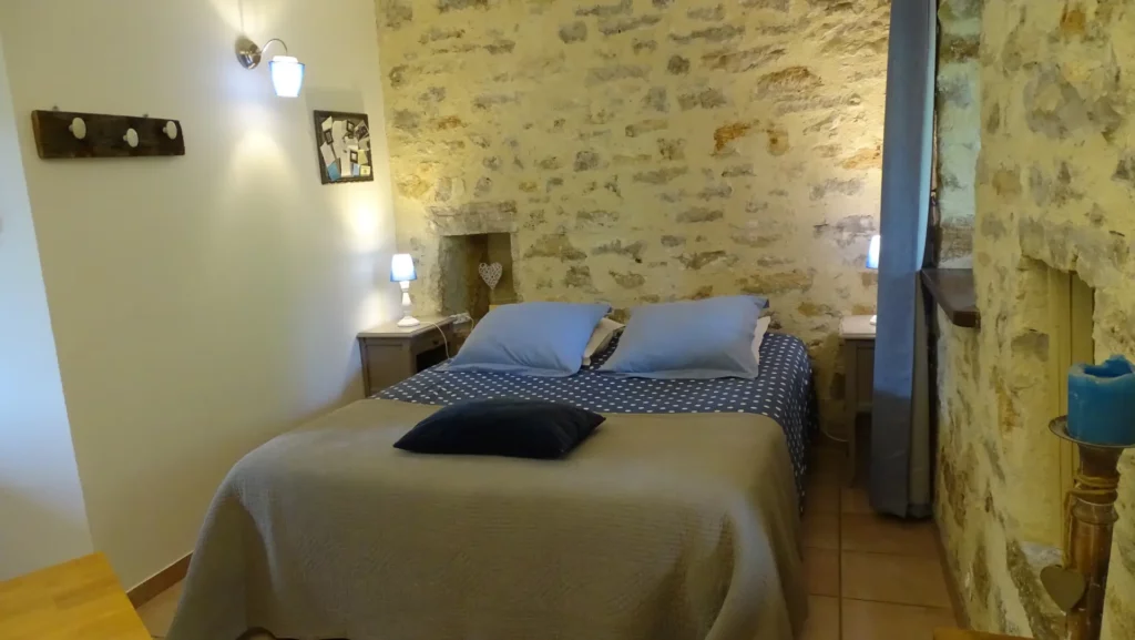 Chambre Saint-Cirq pour deux personnes avec pierres apparentes - Maison d'hôtes la Combe de Redoles